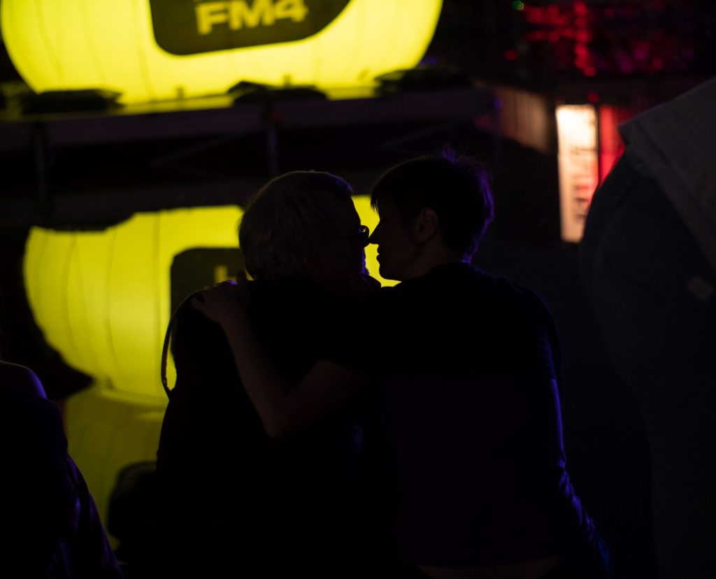Popfest vienna Duck FM4 Silhouette kissing